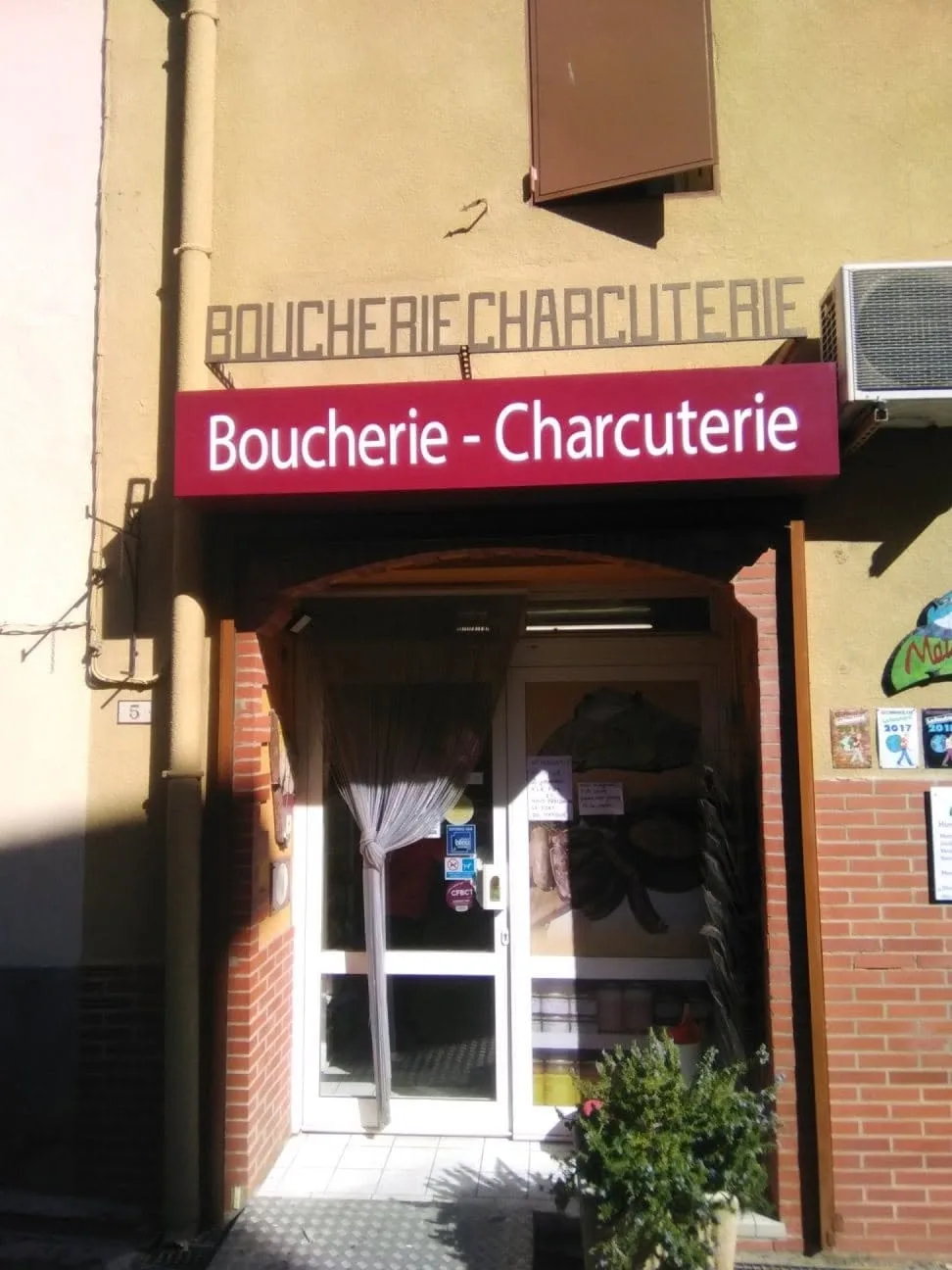 after : Coffre de volet roulant avec enseigne pour un client professionel