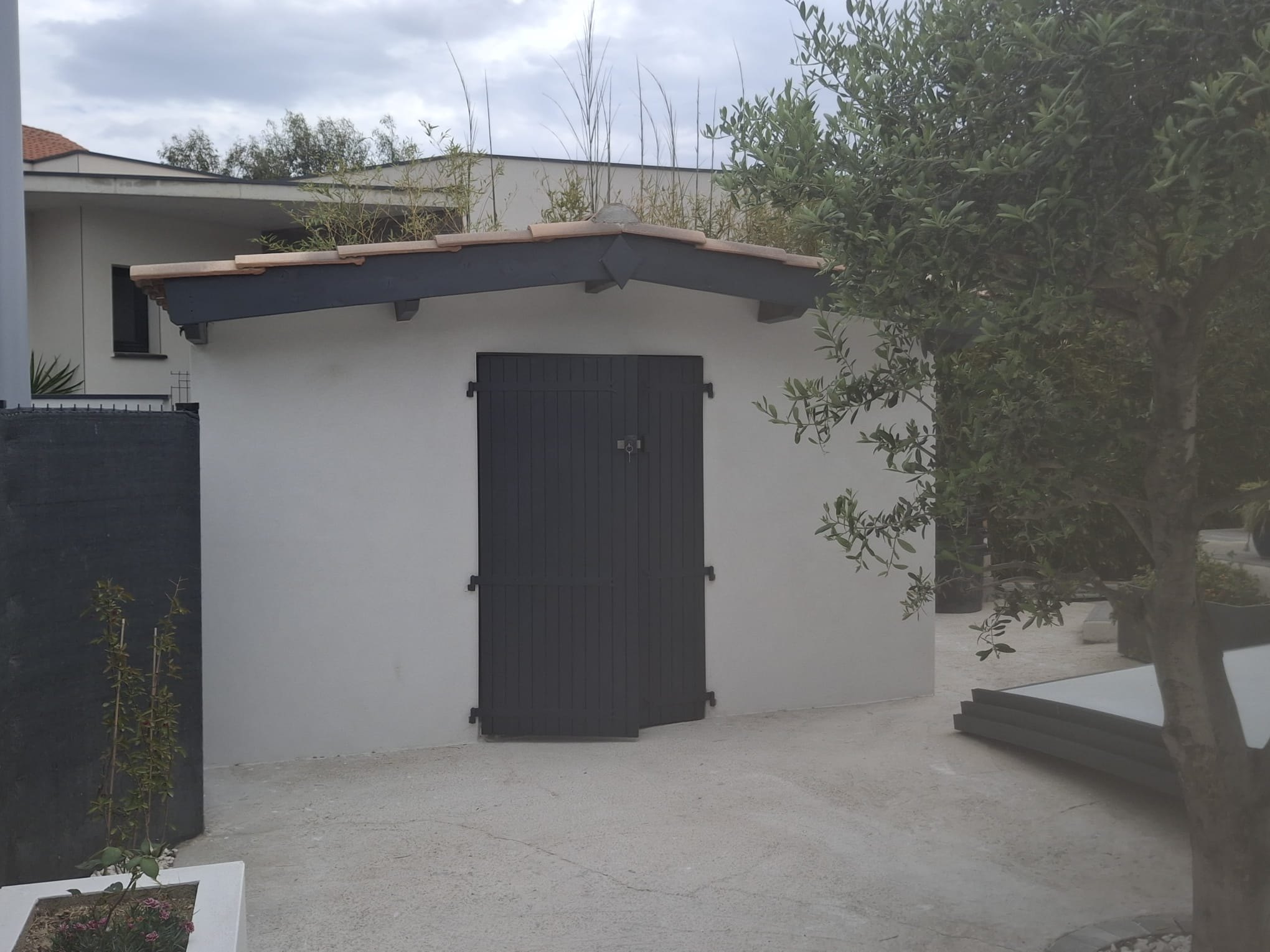 Enduit de façade sur un abri de jardin : finition durable et esthétique