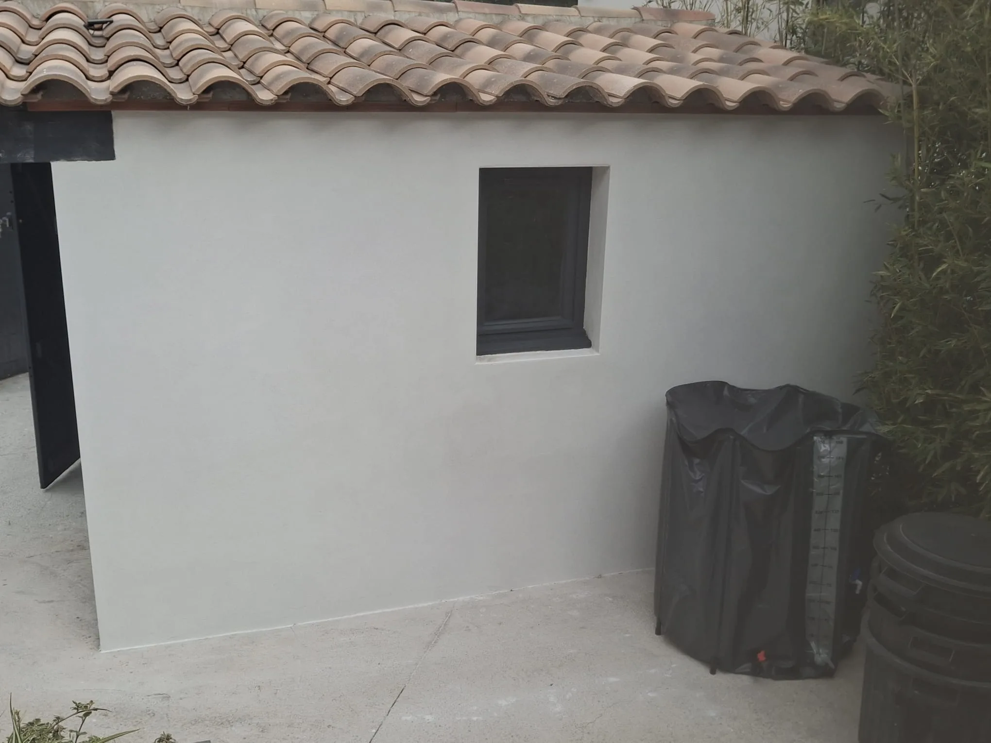 Enduit de façade sur un abri de jardin : finition durable et esthétique