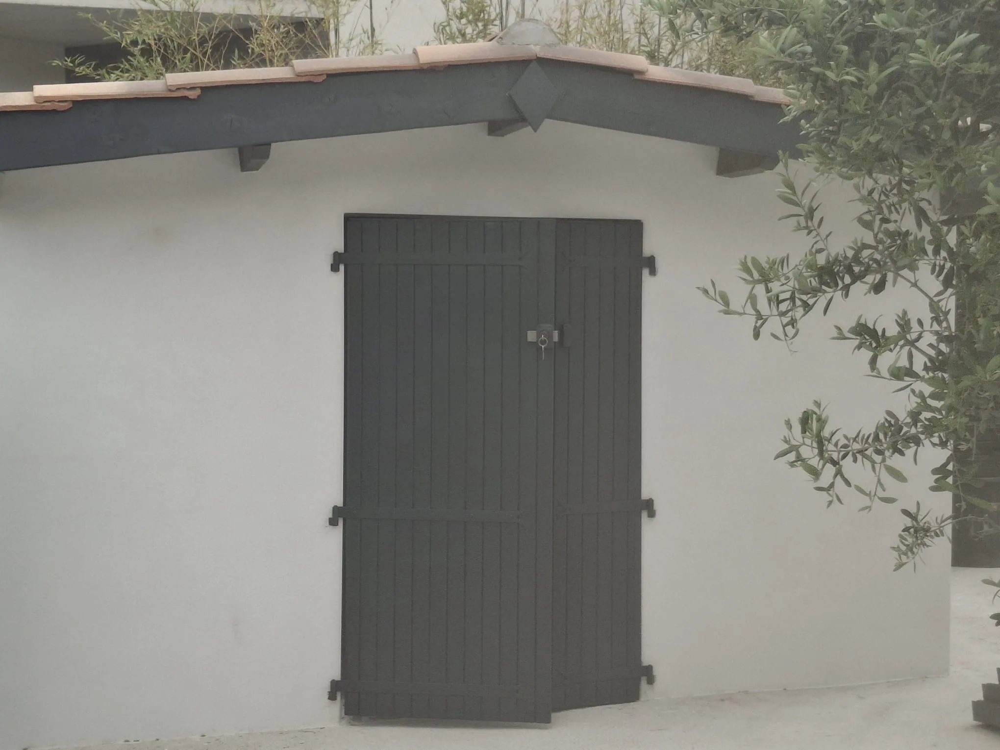 Enduit de façade sur un abri de jardin : finition durable et esthétique